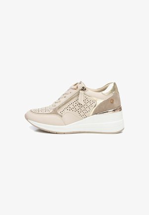 Sneaker beige con design perforato, dettagli metallici e suola a zeppa. Presenta lacci anteriori e zip laterale per una facile vestibilità.