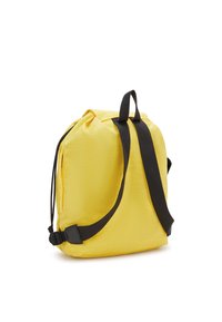 Gul ryggsäck i slitstarkt tyg, med rundad form, svarta justerbara remmar och ett handtag upptill för enkel bärning.