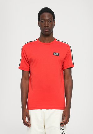 LOGO SERIES TAPE TEE  - T-shirt print - molten lava