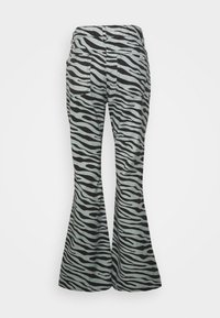 Calças largas em um tecido leve com um padrão de listras de zebra em preto e cinza claro, com bolsos traseiros e uma cintura ajustada.