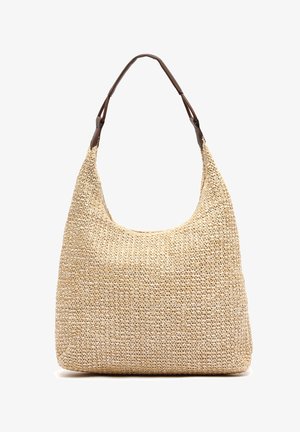 Beige vävd väska gjord av halm med en stor hobo-form. Har en brun läderrem och en texturerad yta.