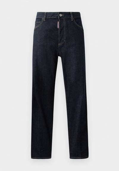 Blugi din denim de un albastru închis, cu tăietură dreaptă, având sistem de închidere cu nasture, bucle pentru curea și o cusătură ușor contrastantă. Fără modele sau desene.