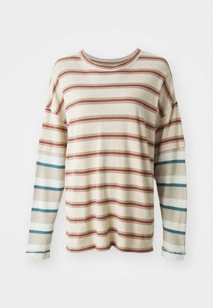 Mjesta dugih rukava, kremasti prugasti dan, s horizontalnim crvenim i tirkiznim prugama. Izrađeno od mekanog materijala s opuštenim krojem i okruglim izrezom.