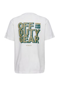 Biała koszulka z krótkim rękawem z dużym, pogrubionym beżowo-zielonym napisem "OFF DUTY GEAR" i małym logo "HALO" z tyłu.