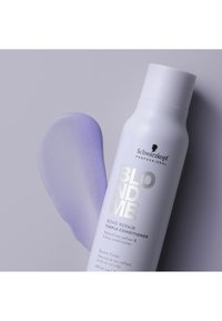 Lila flaska med Schwarzkopf Blondme Bond Repair Conditioner. Slät, glansig finish, med silvertext. Lila gel bredvid flaskan. 250 ml.