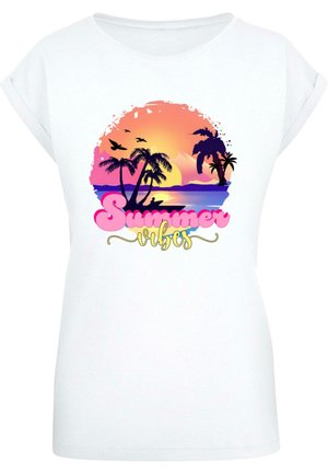 Hvit kortermet T-skjorte med et fargerikt grafisk motiv av en solnedgang med palmer og teksten "Sommerstemning" i rosa og gul.