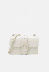 Mala em pele branca com alça ajustável e fivela decorativa com dois pássaros no centro da frente.