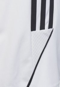 Weiße Sportshorts mit drei schwarzen vertikalen Streifen, strukturiertem Mesh-Taschendetail und kontrastierendem schwarzen Saum entlang der Naht.