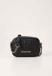 Černá kožená obdelníková kabelka s vyraženým logem "Valentino", zlatými prvky a ramenním popruhem zvýrazněným řetízkem. Hladká textura.