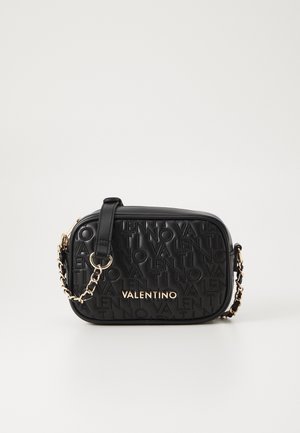 Schwarze Leder rechteckige Handtasche mit geprägt "Valentino" Logo, goldenen Hardware und einer Schultertasche mit Kettenakzenten. Glatte Textur.