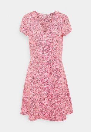 Kortärmad rosa klänning med blommönster, V-ringning och knappar fram. Utsvängd nederkant och lättviktsmaterial.