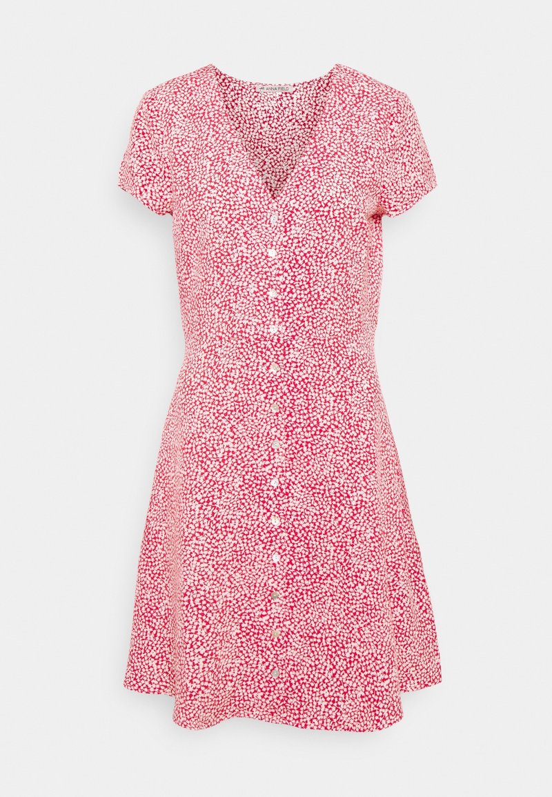 Robe rose à manches courtes avec un motif floral, décolleté en V et boutons sur le devant. Ourlet évasé et tissu léger.