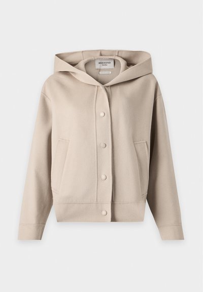 Veste beige à capuche avec manches longues, boutons-pression à l'avant, deux poches latérales et coupe ample.