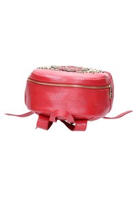 Czerwona torba z faux skóry o teksturowanym wykończeniu, okrągły kształt, zamek błyskawiczny, dekoracyjne zdobienia z koralików oraz podwójne uchwyty do noszenia.