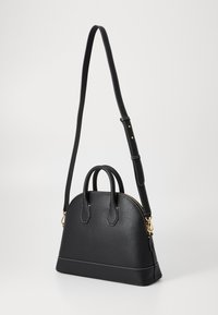 Borsa in pelle nera con una forma strutturata, doppi manici superiori e una tracolla regolabile. Presenta accessori in oro e cuciture bianche.
