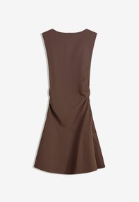 Braun ärmelloses Kleid mit einer taillierenden Passform, gerafftem Stoff und einem ausgestellten Saum. Hergestellt aus weichem, glattem Material mit fester Textur.