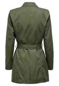 Trench-coat vert olive avec une taille cintrée, des manches longues, un col à revers et une ceinture nou ée pour une silhouette structurée.