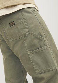 Jack & Jones JPSTEDDIE CARPENTER - Pantalones - dusty olive