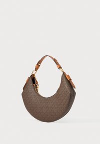 Braune Schultertasche mit Muster und geschwungener Form, verfügt über einen beigen Ledertrageriemen und goldfarbene Hardware-Akzente. Texturierte Stoffoberfläche.