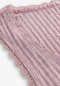 Verkkopitsi, mauve-värinen neulottu kangas, jossa on hienovaraisia ribbaus- ja aallotettu reuna. Pehmeä tekstuuri, jossa on pieniä reikämalleja läpi.