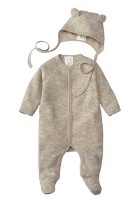 Beiger gestrickter Babyoverall mit langen Ärmeln, Druckknöpfen und Füßen. Enthält eine passende Mütze mit zwei runden Ohrenakzenten.