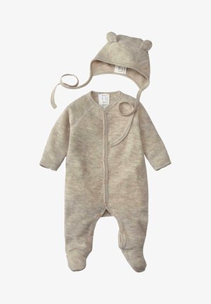Beige gebreide babyoverall met lange mouwen, drukknoopsluiting en voetloze ontwerp. Inclusief bijpassende muts met twee ronde oortjes.