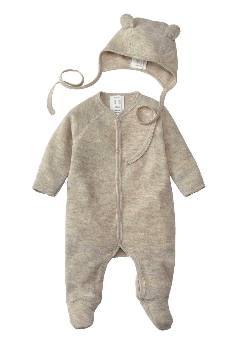 Beiger gestrickter Babyoverall mit langen Ärmeln, Druckknöpfen und Füßen. Enthält eine passende Mütze mit zwei runden Ohrenakzenten.