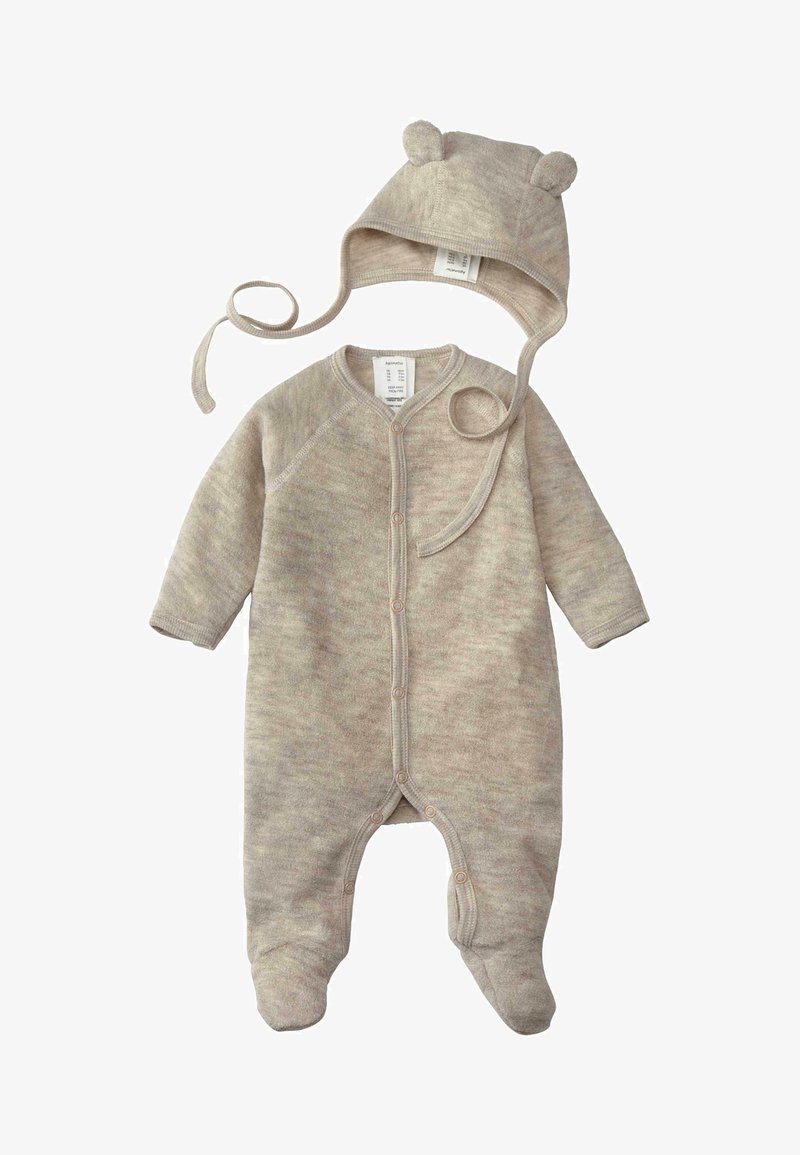 Beiger gestrickter Babyoverall mit langen Ärmeln, Druckknöpfen und Füßen. Enthält eine passende Mütze mit zwei runden Ohrenakzenten.