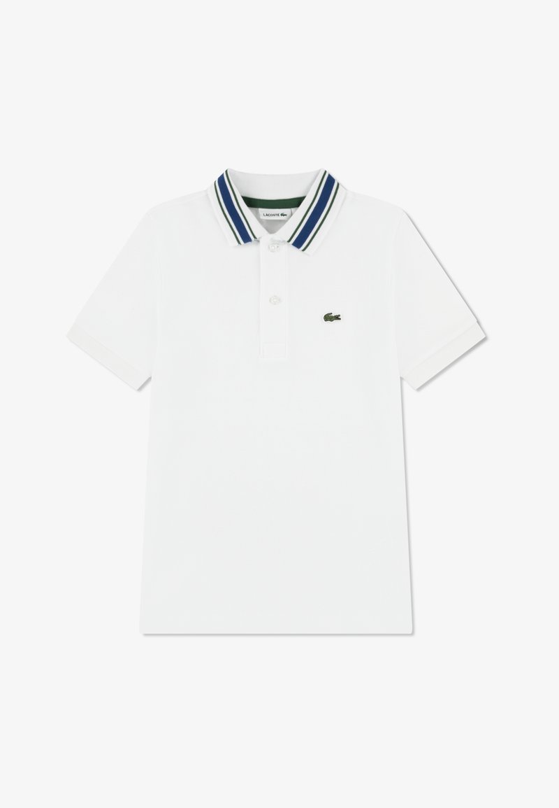 Weißes Poloshirt mit zweifarbig gestreiftem Kragen in Marineblau und Grün. Lacoste-Logo auf der linken Brust gestickt. Kurze Ärmel.