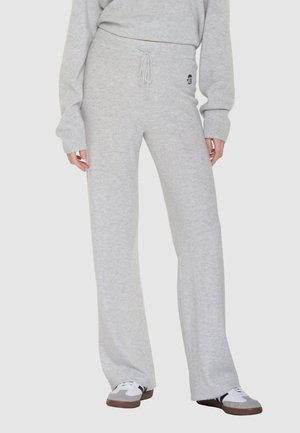 - Spodnie treningowe