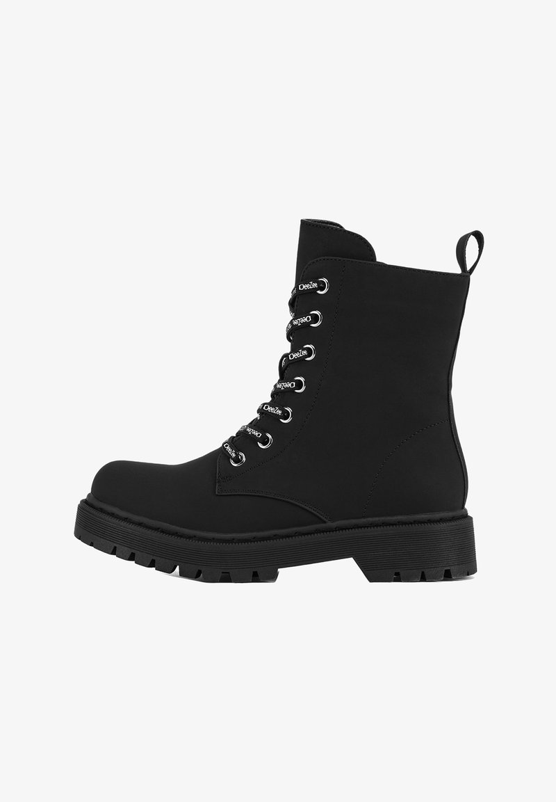 Mustad pitsidega võitlussaap tugevate plokkpõhjadega, metallist silmuste, bränditud nööride ja tagumise tõmbelipuga.