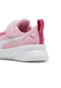 Puma FLYER RUNNER V INF - Scarpe da camminata - pink lilac- white- pink