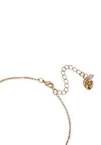 Bracciale in oro con chiusura a moschettone, caratterizzato da un ciondolo a forma di cuore inciso con "BJ" e un piccolo accento di perla bianca.
