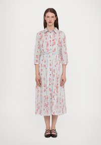 Prugasta srajčna obleka z cvetličnimi vzorci v svetlo modri in rdeči barvi. Dolgi rokavi, pas z obročem in srednja dolžina krila.