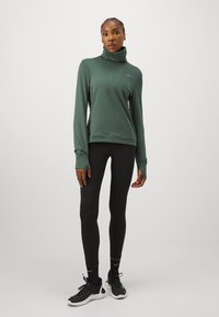Nike Performance THERMA-FIT SWIFT - Pikkade varrukatega topp - vintage green/silver