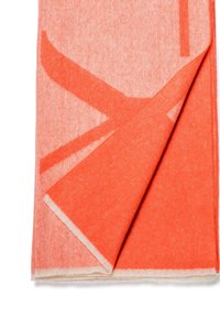 Écharpe orange avec une finition douce et texturée, ornée d'un motif géométrique. Les bords sont finis dans une couleur claire contrastante.