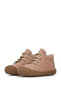 Zapatos de cuero rosa claro con cordones dorados, punta redonda y suela de goma, que cuentan con un collar acolchado y una superficie texturizada.