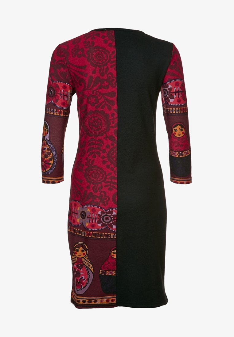 Robe avec un côté noir et une manche rouge à motifs floraux et poupées matryoshka. Fabriquée en tissu lisse avec des manches trois-quarts.