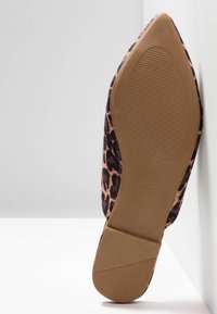 Chaussure plate à bout pointu avec tige en tissu imprimé léopard et semelle texturée marron, taille 37, présentée debout sur une surface blanche.