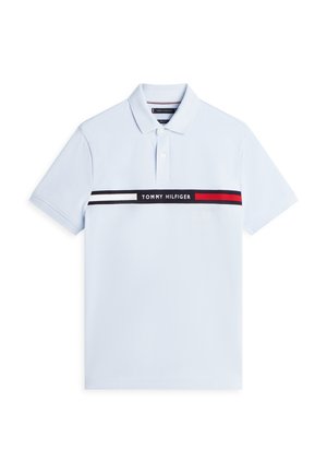 Φωτεινό γαλάζιο πόλο μπλουζάκι με κοντά μανίκια και γιακά, με οριζόντια μαύρη ρίγα με λευκές και κόκκινες λεπτομέρειες και το κείμενο "Tommy Hilfiger".