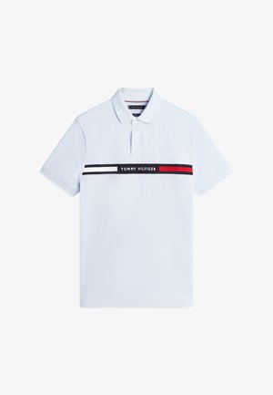 Φωτεινό γαλάζιο πόλο μπλουζάκι με κοντά μανίκια και γιακά, με οριζόντια μαύρη ρίγα με λευκές και κόκκινες λεπτομέρειες και το κείμενο "Tommy Hilfiger".