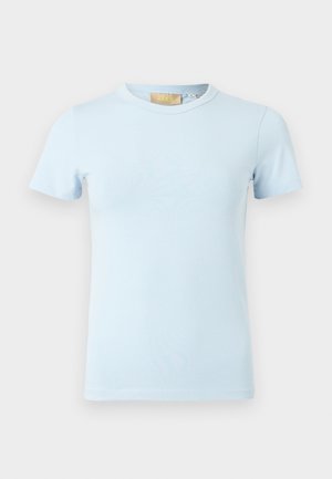 T-shirt à manches courtes bleu clair en coton doux. Doté d'un col rond et d'une texture lisse sans motifs ni accents visibles.