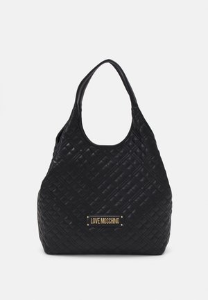 Czarna pikowana skórzana torebka z podwójnymi rączkami i złotą plombą z logo "Love Moschino" na środku z przodu.