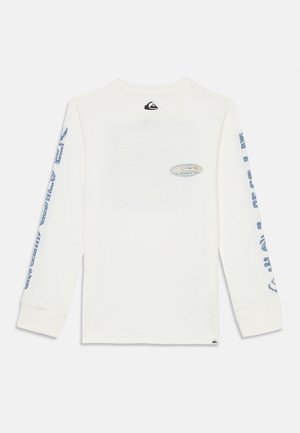 Weißes Langarm-T-Shirt aus Baumwolle. Mit blauen Grafiken auf den Ärmeln und einem Logo auf der Vorderseite. Klassisches Rundhalsausschnitt-Design.