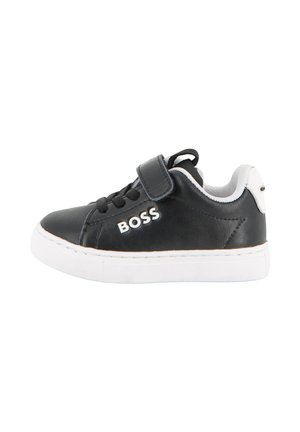 Baskets en cuir noir avec semelle blanche, dotées d'une bride Velcro et d'un design à lacets. Logo "BOSS" en blanc sur le côté extérieur.
