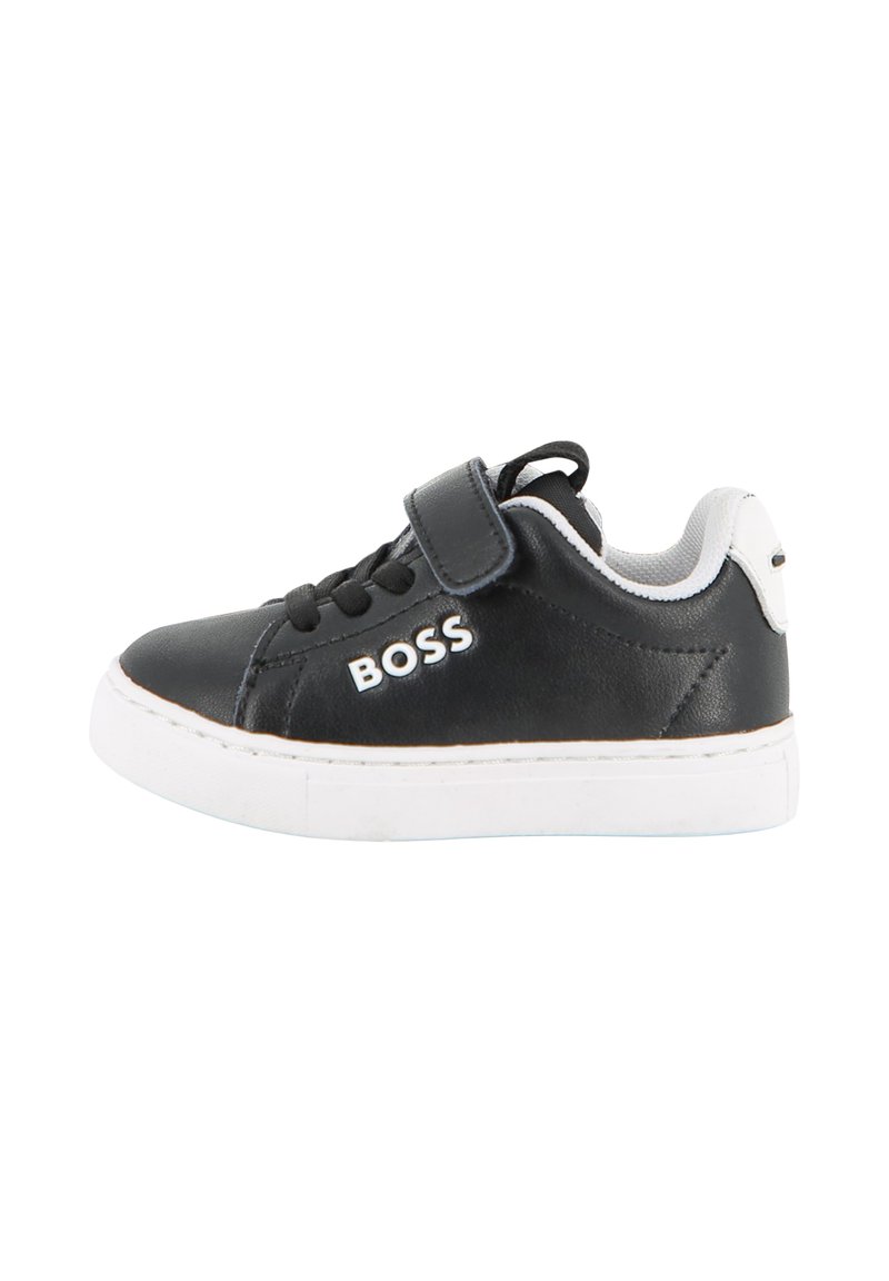 Baskets en cuir noir avec semelle blanche, dotées d'une bride Velcro et d'un design à lacets. Logo "BOSS" en blanc sur le côté extérieur.