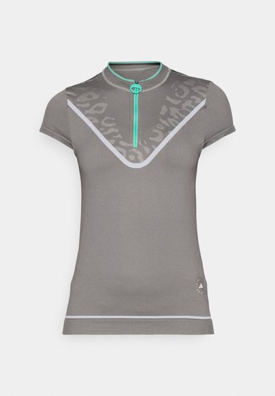 Pelēks sporta krekls ar īsu apkakli, turkoīza krāsas rāvējslēdzēju un V formas dizainu. Gaiši pelēkas akcenti un tekstūra piešķir vizuālu interesi.