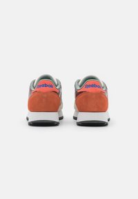 Reebok Classic Sneakers - pink