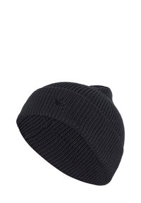 Zwarte gebreide beanie met een geribbelde textuur, een strakke pasvorm en een klein zwart logo aan de zijkant.