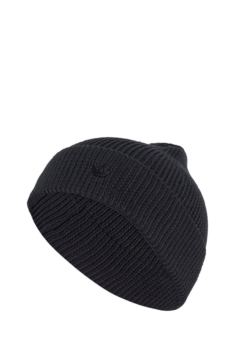 Zwarte gebreide beanie met een geribbelde textuur, een strakke pasvorm en een klein zwart logo aan de zijkant.